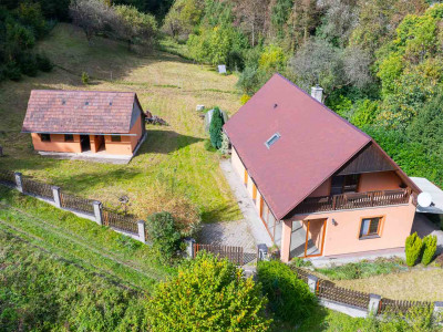 Rodinný dom na samote s priestranným pozemkom 4676 m2 vzdialený len 11 km od Púchova, s garážou, letnou kuchynkou a štvorkolkou