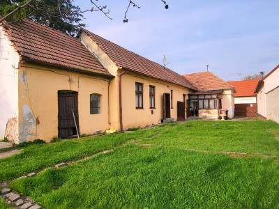 Vidiecky dom s 3,8 á pozemkom, takmer v centre Pezinka.