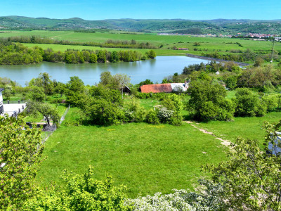 Stavebný pozemok 3163 m2 s inžinierskymi sieťami priamo na pozemku nad Krupinskou priehradou