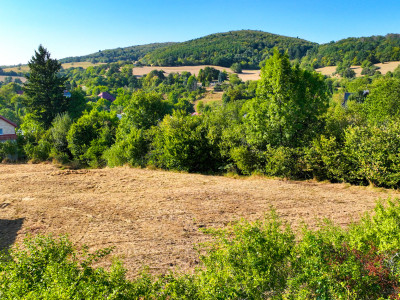 Slnečný, stavebný pozemok o veľkosti 1637m2 v obci Počúvadlo