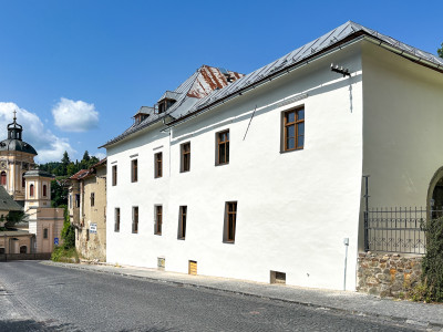 Byt s vlastným parkovacím miestom vo dvore v centre Banskej Štiavnice na predaj